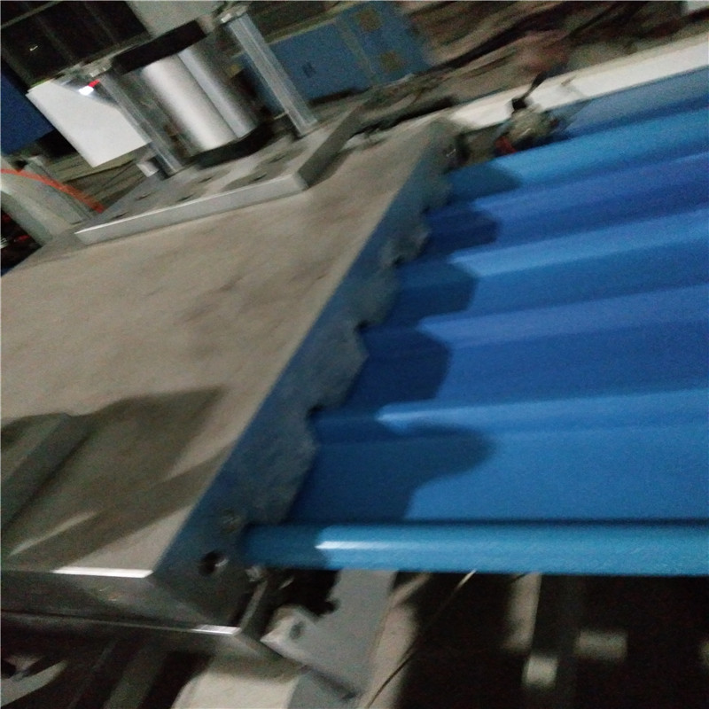 Linha de máquina para fabricar chapas de painel sanduíche de PVC telhado telhado 